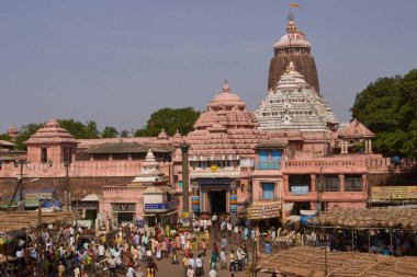 Puri, Odisha, Hindistan - 14 Mayıs 2008: Kutsal Jagannath Hindu tapınağının dışındaki kalabalık. MS 12. yüzyıl.