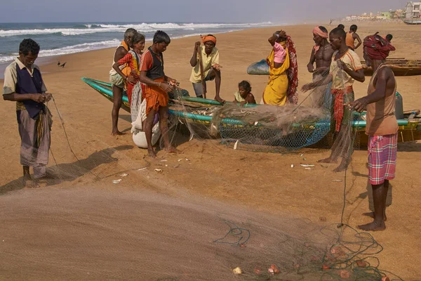 Puri Odisha India May 2008 Fishermen Removing Catch Fishing Nets — Stock Photo, Image