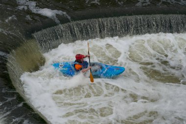 Bath, İngiltere, Birleşik Krallık - 4 Ağustos 2021: Birleşik Krallık 'ın tarihi Bath kentindeki Avon Nehri üzerinde Pulteney Weir üzerinde kayak