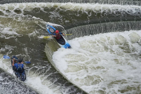 Bath Inglaterra Reino Unido Agosto 2021 Kayak Sobre Pulteney Weir —  Fotos de Stock