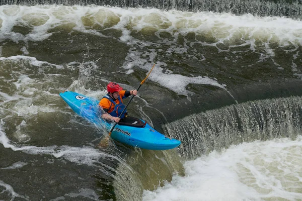 Bath Angleterre Royaume Uni Août 2021 Kayak Sur Pulteney Weir — Photo