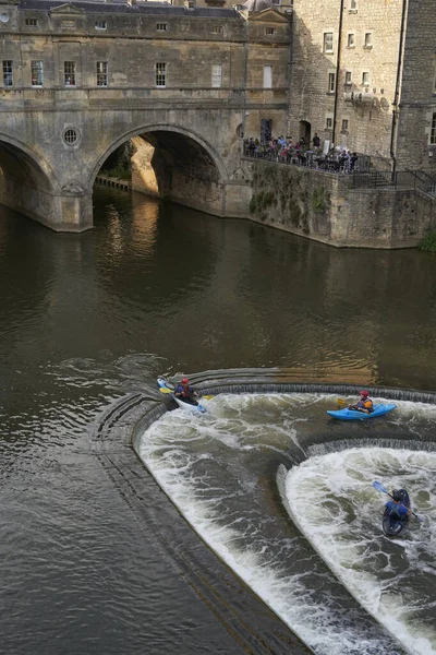 Bath Αγγλία Ηνωμένο Βασίλειο Αυγούστου 2021 Kayaking Pulteney Weir River — Φωτογραφία Αρχείου