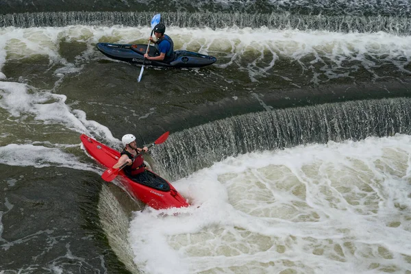 Bath Angleterre Royaume Uni Août 2021 Kayak Sur Pulteney Weir — Photo