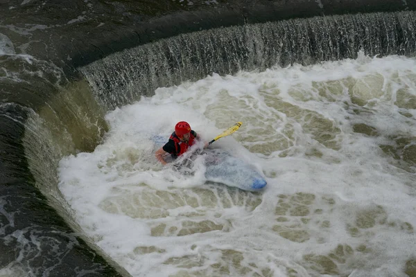 Bath Inglaterra Reino Unido Agosto 2021 Kayak Sobre Pulteney Weir — Foto de Stock