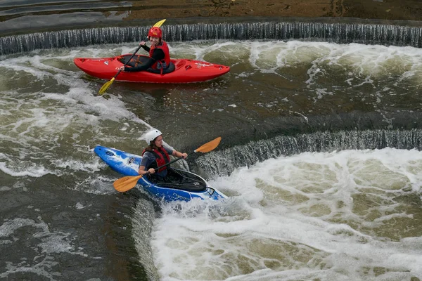 Bath Inglaterra Reino Unido Agosto 2021 Kayak Sobre Pulteney Weir — Foto de Stock