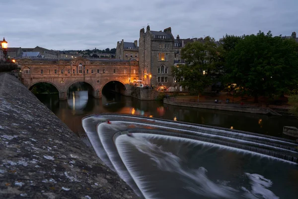 英国巴斯 2021年8月31日 在英国历史名城巴斯的Avon河畔的Pulteney Weir上划船 — 图库照片