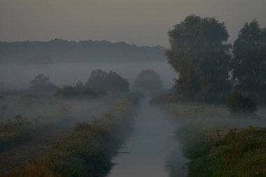 Sabahları sisli nehrin güzel manzarası
