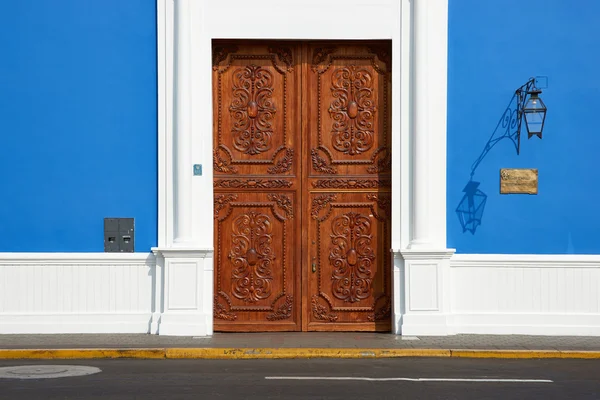 Porte dans le bâtiment bleu — Photo