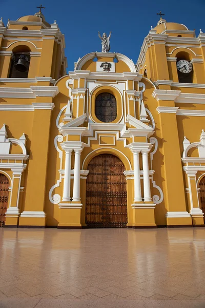 Farbenfrohe Kathedrale von Trujillo — Stockfoto