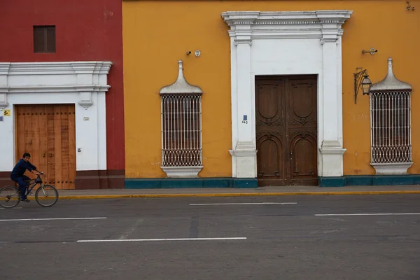 Farbenfrohe Gebäude in Peru — Stockfoto