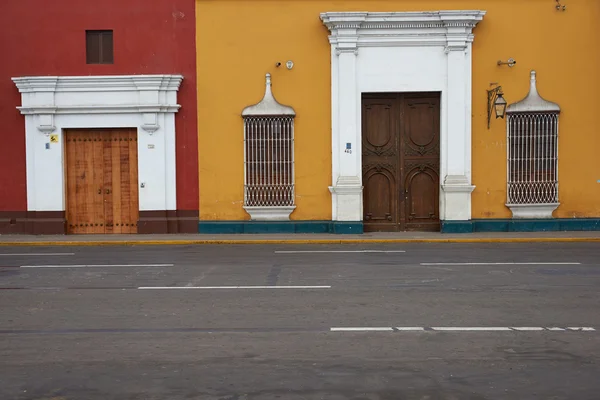 秘鲁色彩缤纷的大厦 — 图库照片