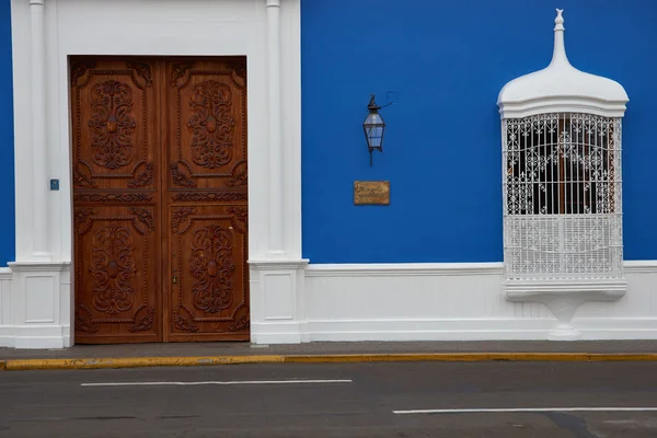 Porta in Edificio Blu — Foto Stock