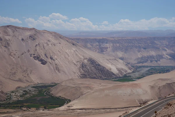 Vallei van de rivier in de woestijn — Stockfoto