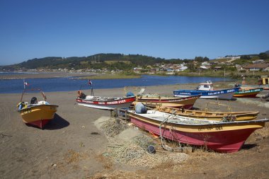 Sahilde balıkçı tekneleri