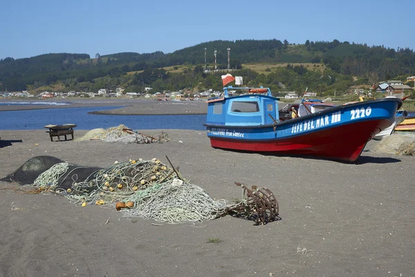 Fiskebåtar på stranden — Stockfoto