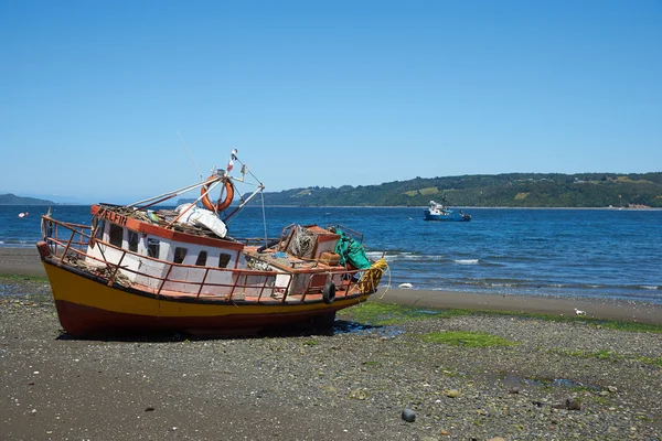 Barco de pesca en la orilla —  Fotos de Stock