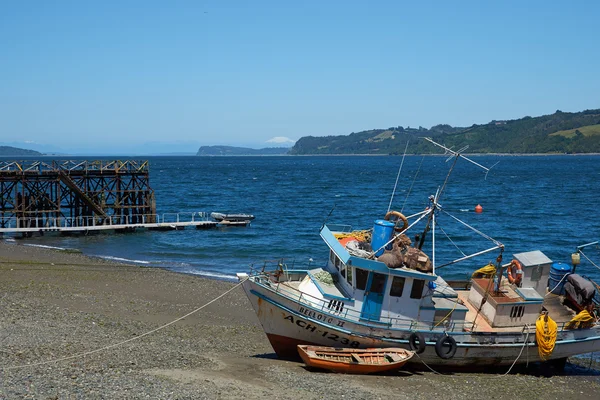 Barco de pesca en la orilla — Foto de Stock