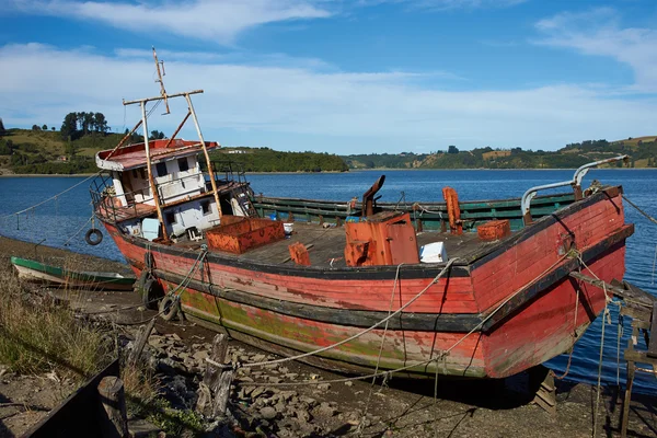 Заброшенная лодка — стоковое фото