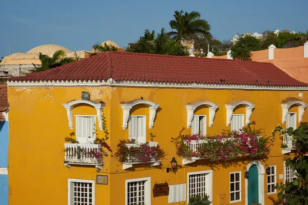 Pestrobarevná budovy Cartagena de Indias — Stock fotografie