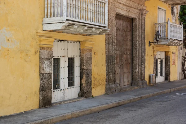 Pestrobarevná budovy v Cartagena de Indias — Stock fotografie