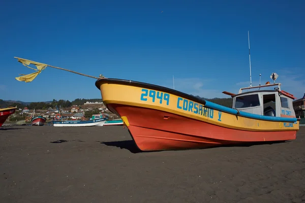 Barca da pesca colorata — Foto Stock