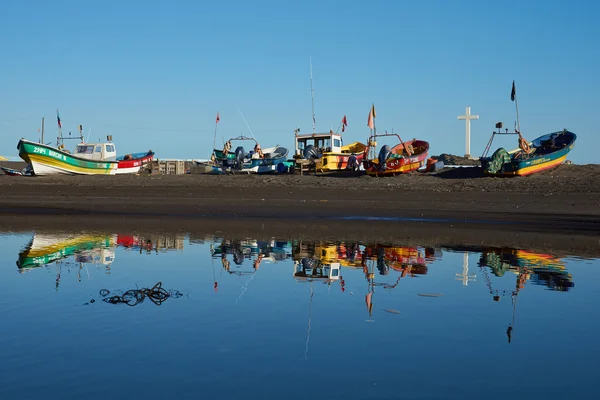 De weerspiegeling van de boten van de visserij — Stockfoto