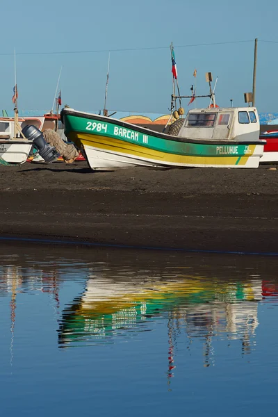 Reflexões do barco de pesca — Fotografia de Stock