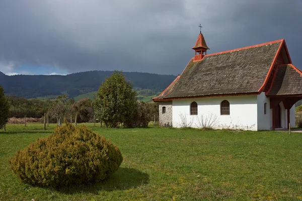 Landsbygdens kyrkan i chilenska Lake District — Stockfoto