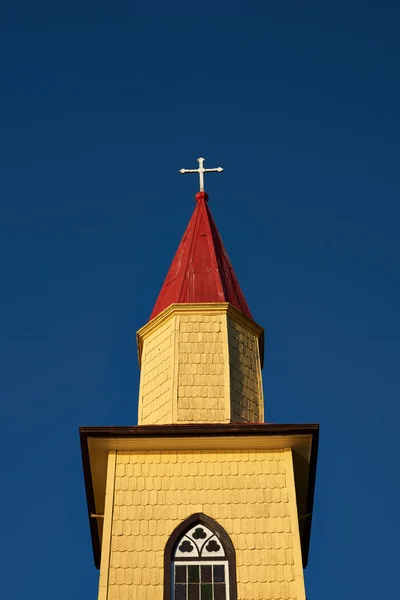 Žlutý kostel v chilské jezerní — Stock fotografie