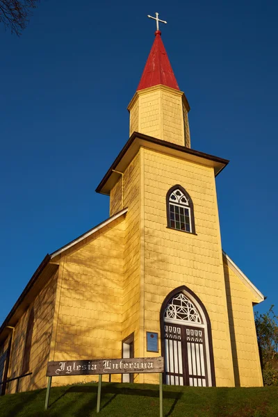 Gelbe Kirche im chilenischen Seengebiet — Stockfoto