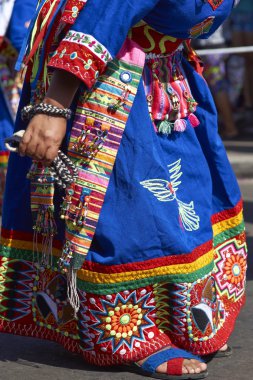 Şili, Arica 'daki Karnaval Andino con la Fuerza del Sol' da sahne alan Tinkus dansçılarının giydiği kıyafetler..