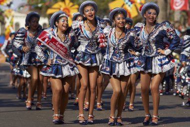 Kadın bir Caporales dans grubu üyeleri