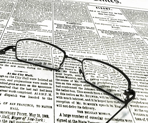 Óculos no velho jornal — Fotografia de Stock
