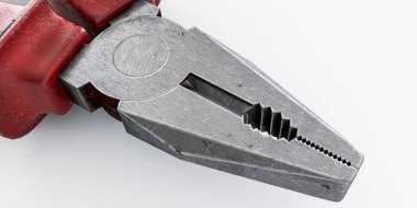 Beyaz arkaplanda izole pense 3d illüstrasyon