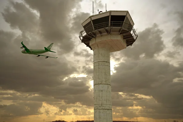 Flygplatsen kontrolltorn — Stockfoto