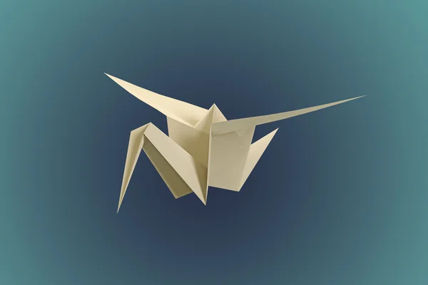 Łabędź origami na niebieskim tle — Zdjęcie stockowe