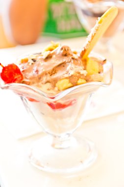 Vanilyalı dondurma muz ve çikolata sosu ile 