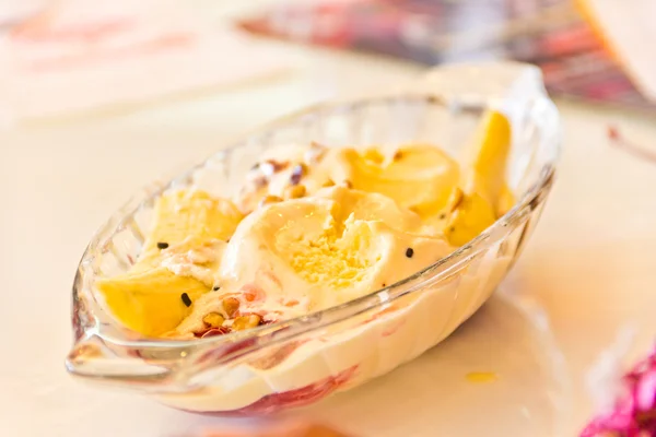 Ванільне морозиво з бананом та шоколадним соусом — стокове фото