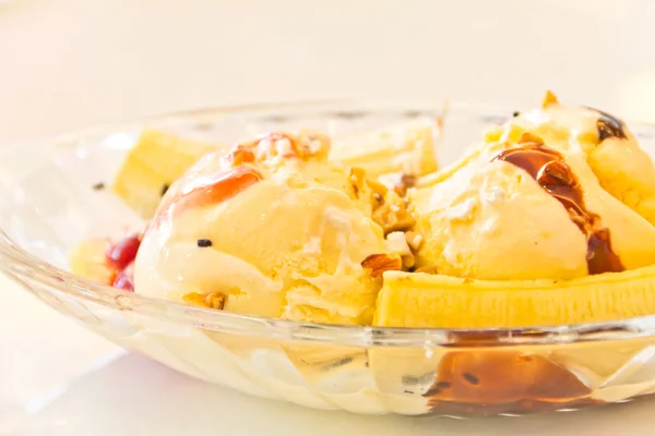 Vanilla Ice Cream Banana Chocolate Sauce — Stock Photo, Image