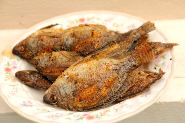 Tayland yemekleri balık plaka üzerinde kızarmış