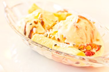 Vanilyalı dondurma muz ve çikolata sosu ile