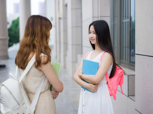 Aziatische vrouwelijke studenten — Stockfoto