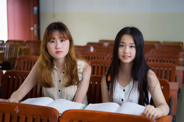 Asiática universidad estudiantes —  Fotos de Stock