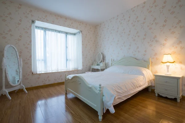 Sypialnia z ładne dekoracje — Zdjęcie stockowe