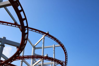 Mavi gökyüzü ile lunapark treni