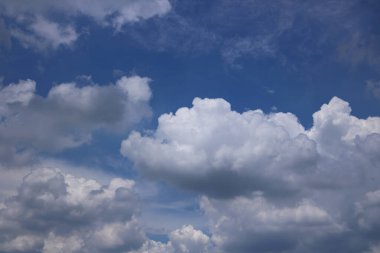 Mavi gökyüzü bulutları