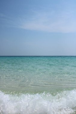 Mavi gökyüzü ile deniz suyu ve kum dalgası