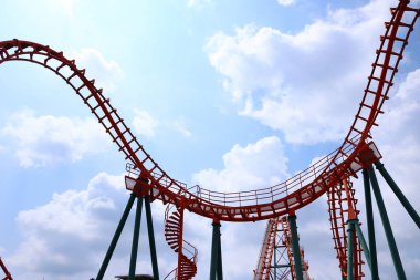 Mavi gökyüzü ile lunapark treni