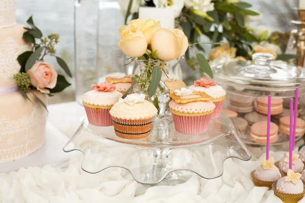 Słodycze ciasta cukierki ciasta gotowanie bankiet bufet stół słodki wesela dekoracje urodziny party piękny czułość dekorator powietrza na zewnątrz otwarty — Zdjęcie stockowe