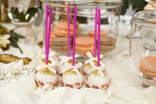 Süßigkeiten Kuchen Süßigkeiten Gebäck Kochen Bankett Buffet Süßtisch Hochzeitsfeier schöne Zärtlichkeit Party Geburtstag Dekorateur im Freien Open Air — Stockfoto